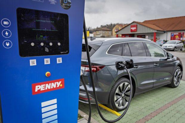 U prodejen Penny Market vyrostou dobíjecí stanice pro elektromobily