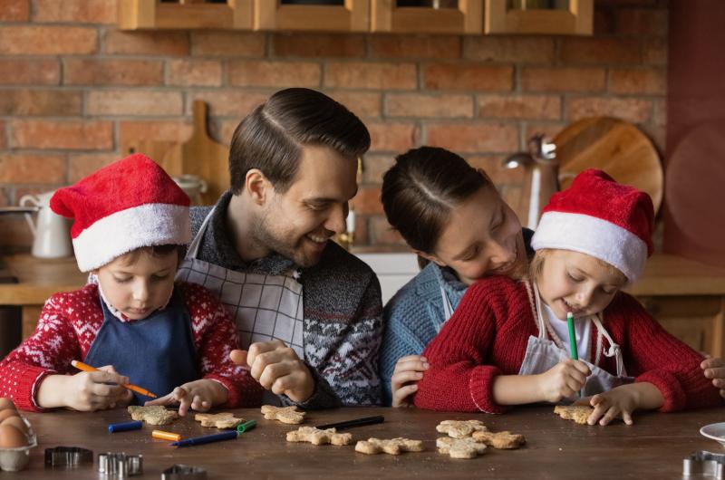 Zdobení vánočního cukroví může být i příjemná rodinná chvilka. 