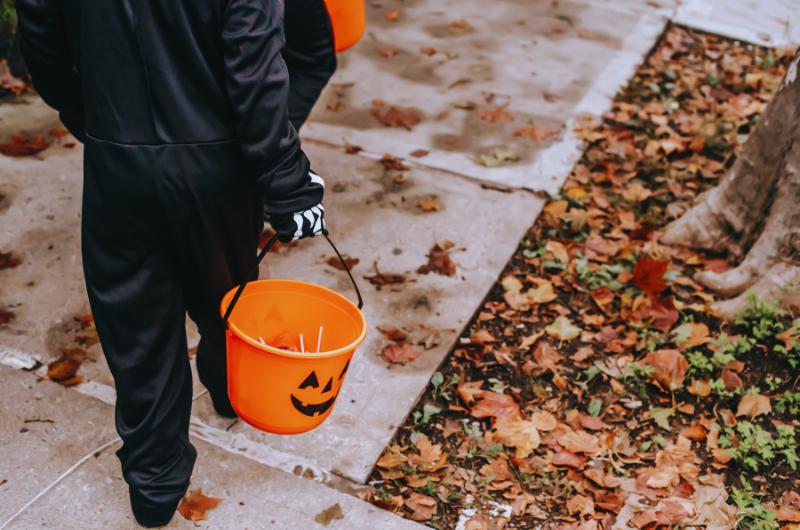 Proč jsou černá a oranžová hlavními barvami Halloweenu?