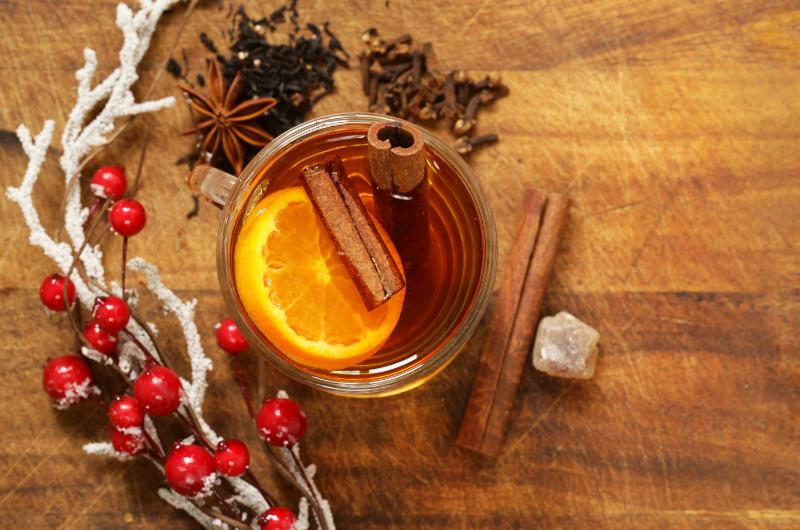 Vánoční pohoda v šálku: Jak si připravit domácí pečený čaj?