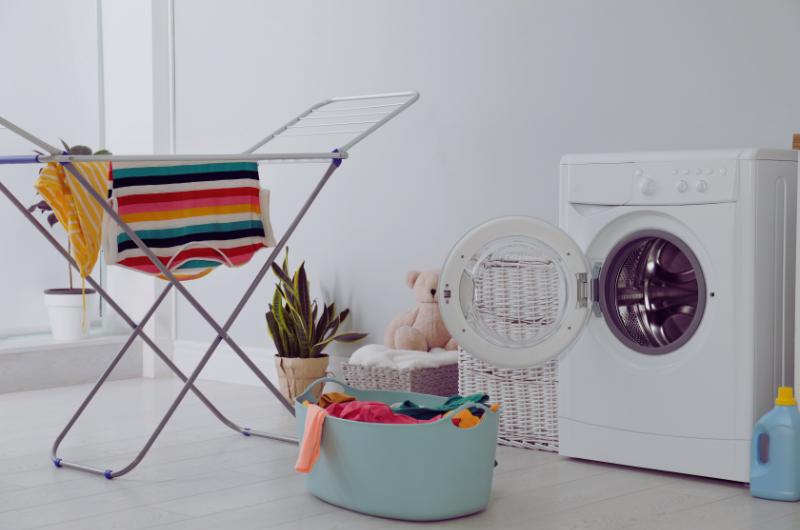 Jak urychlit sušení prádla? Krok za krokem za voňavějším a rychleschnoucím prádlem
