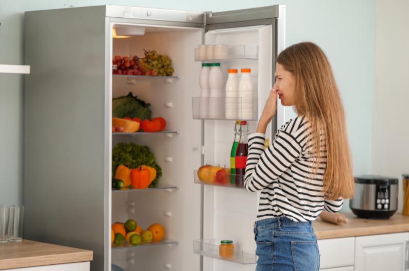 Jak zabránit nepříjemným pachům v lednici? Stačí obyčejná sůl, která vás zbaví pachu a udrží zeleninu déle čerstvou