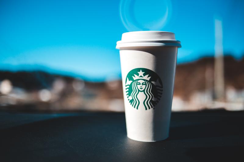 Bezpečnostní varování: Obaly z Lidlu, Alberta a kelímky Starbucks obsahují toxické látky