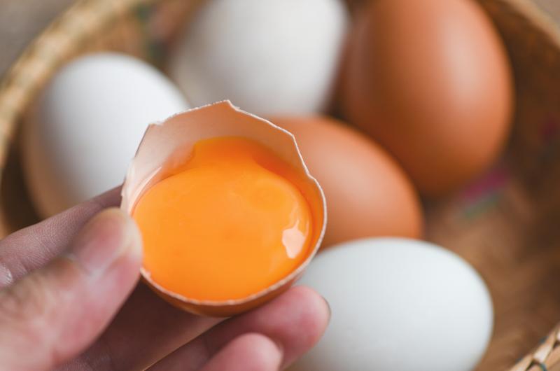 Co signalizují bílé skvrny na žloutku a můžete taková vejce bezpečně jíst?