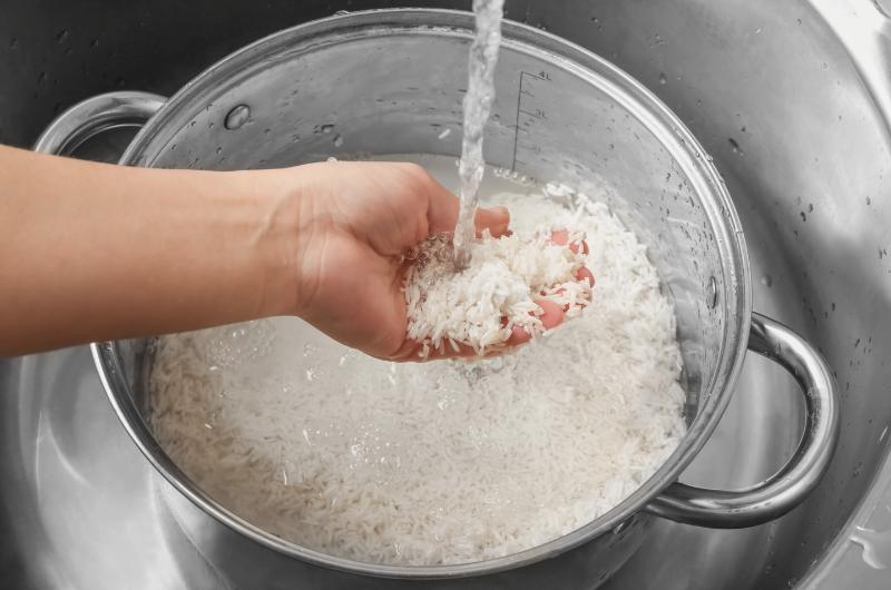 Proplachování rýže: Zbytečný rituál nebo klíč k lepšímu zdraví?