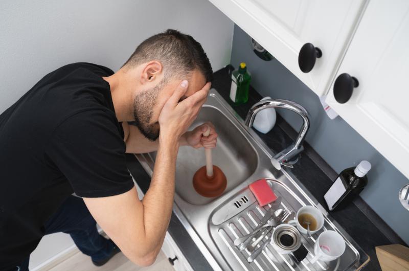 Jednoduchý trik, jak vyčistit ucpaný dřez bez nářadí