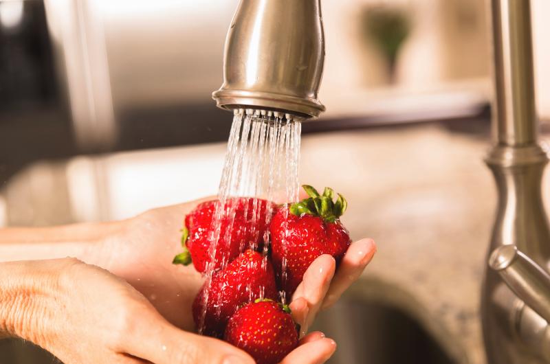 Mytí ovoce nepomůže: Pesticidy zůstávají, varuje nový výzkum