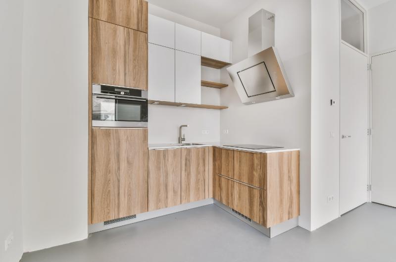 Jak efektivně využít každý centimetr: 10 tipů na uspořádání malých kuchyní