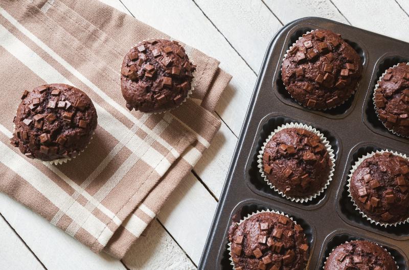 Recept na čokoládové muffiny s tvarohem, které se rozplývají na jazyku, a to díky tvarohu
