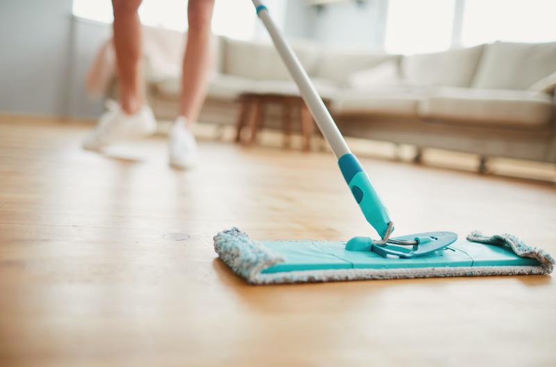 Voskování podlah bez šmouh? Stačí správná technika a mikrovláknový mop