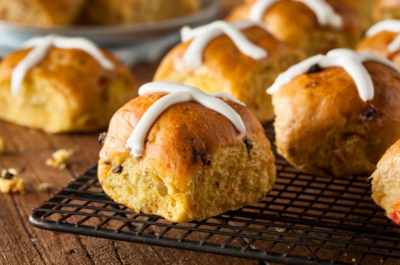 Nejlepší recept na hot cross buns: Sladké velikonoční pečivo, které provoní váš domov