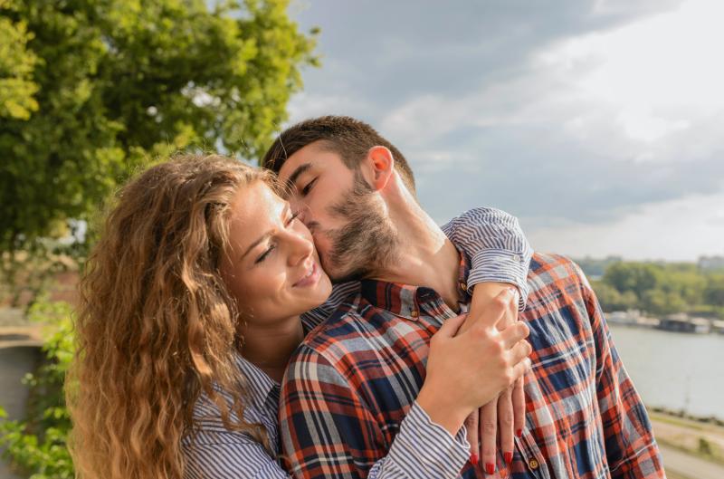 Proč se líbá na prvního máje: Nejde jen o romantiku, tady je pravý důvod