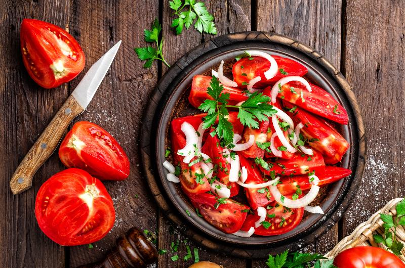 Rajčatový salát jako z jiného světa: Stačí přidat jednu nečekanou surovinu a všichni vás budou prosit o recept!