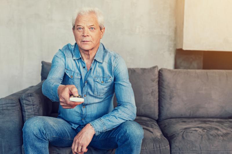 Senioři s nízkým důchodem mohou být osvobozeni od TV poplatku. Jak požádat?