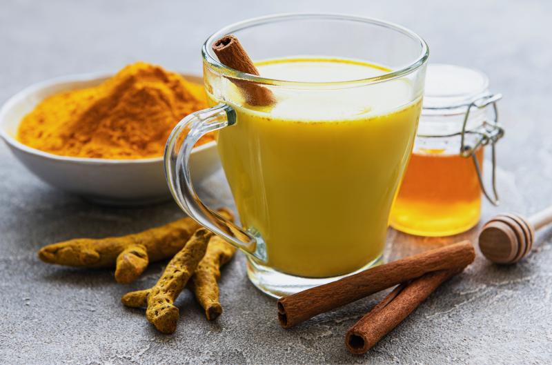 Proč si každý den dát lžičku kurkumy s medem? Zázračná dvojice pro imunitu, trávení i pleť