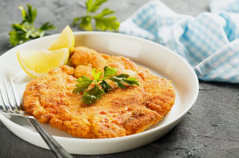 Proč se strouhanka na řízku odlupuje? Tohle je 7 nejčastějších chyb při obalování