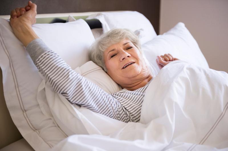 Proč se s věkem budíte dříve? Tělo tím vysílá jasné signály