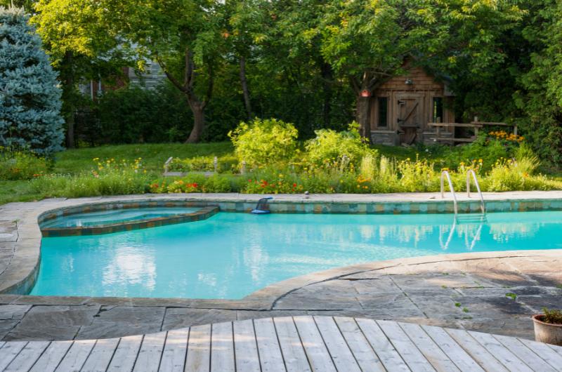Stavba bazénu na zahradě: Co potřebujete vědět, aby vás nečekala pokuta až 500 tisíc Kč
