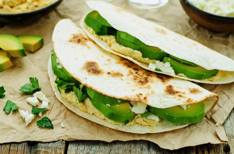 Tortilla s hummusem a zeleninou překvapí chutí i jednoduchostí
