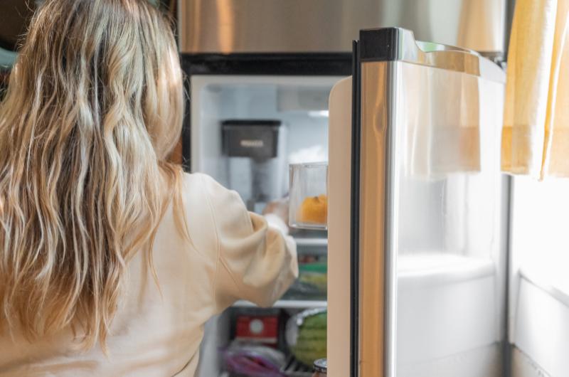 Dáváte teplé jídlo rovnou do lednice? Může to být větší problém, než si myslíte
