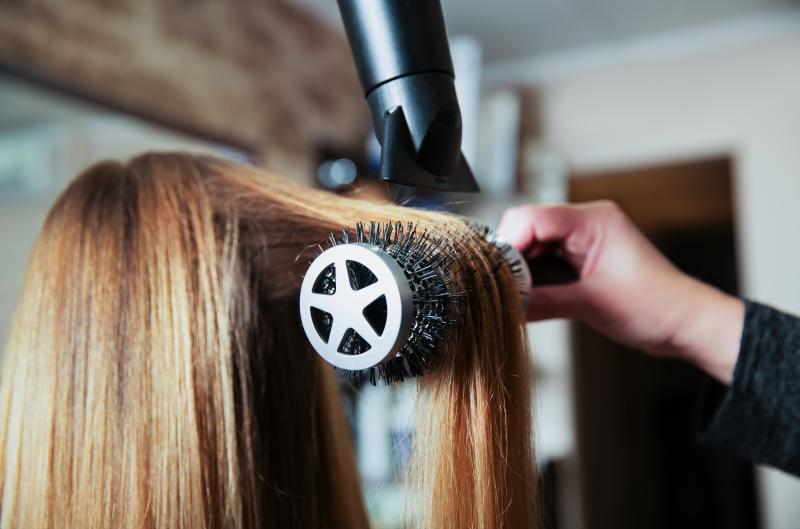 Letní osvěžení vlasů: 8 elegantních způsobů, jak vypadat šik a chránit si vlasy