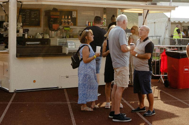 Ceny jak v Alpách, ale kvalita z bufetu. U vody si Češi často připlatí za zklamání