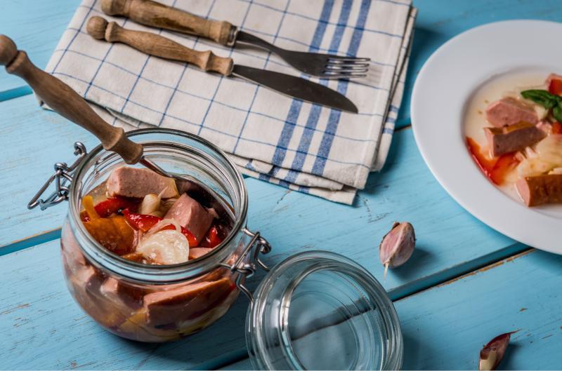Recept na utopence: Nakládané jednohubky ze špekáčků v pikantním nálevu