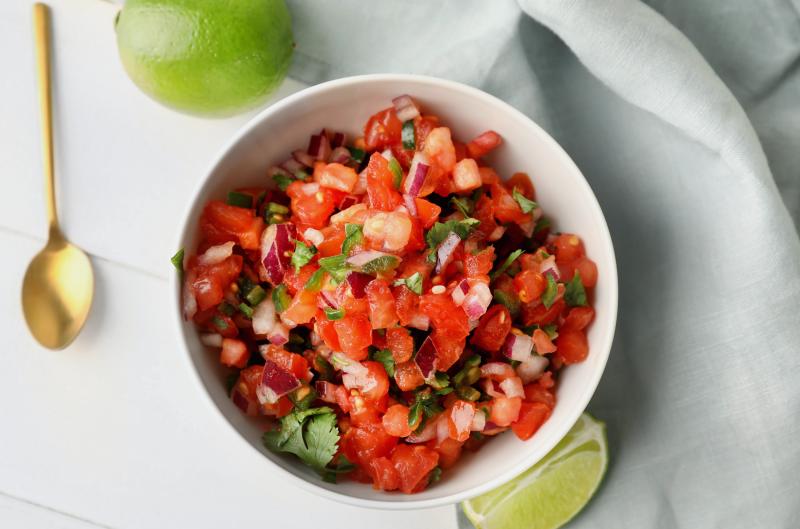 Tahini salát: Recept s citronem a česnekem, který ladí s rybou i steakem