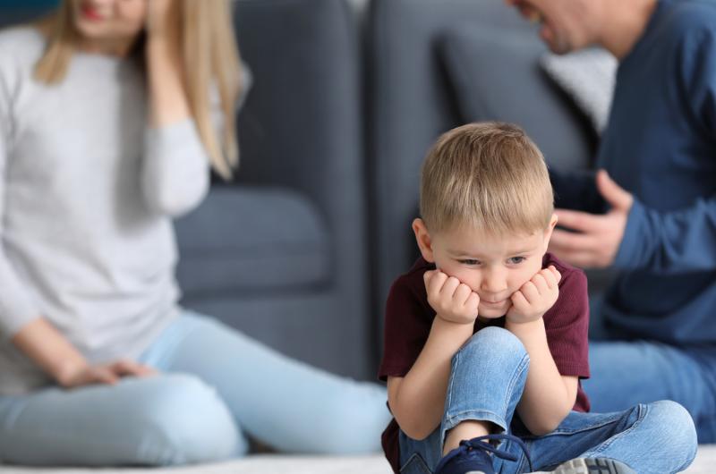 7 nenápadných znaků, že jste vyrůstali s toxickými rodiči. Třetí je nejhorší – skoro ho nikdo nevidí