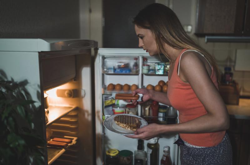 Pozdní jídla po padesátce zvyšují riziko výkyvů cukru v krvi