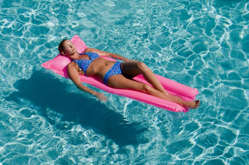 Opalování bez rizika: Nejčastější chyby, které ničí pokožku i zdraví