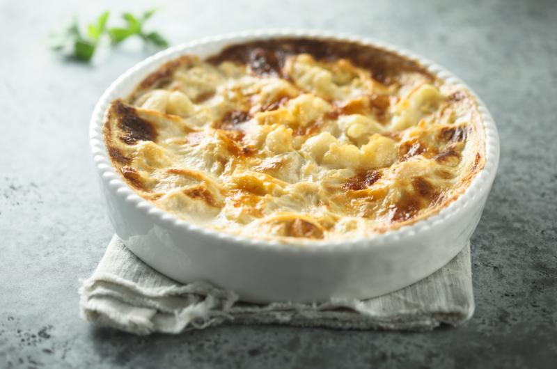 Krémový zapečený květák: Recept, který vás dostane sýrovou kůrkou i jemným bešamelem