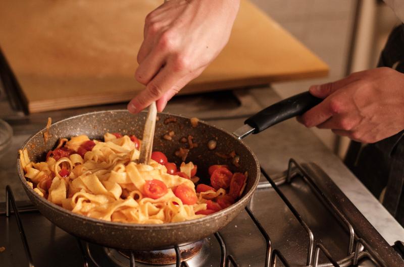 Připaluje se vám jídlo? Tento trik s kuchyňskou solí to vyřeší okamžitě