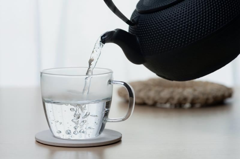 Ráno vypijte horkou vodu a sledujte, jak se změní trávení i energie