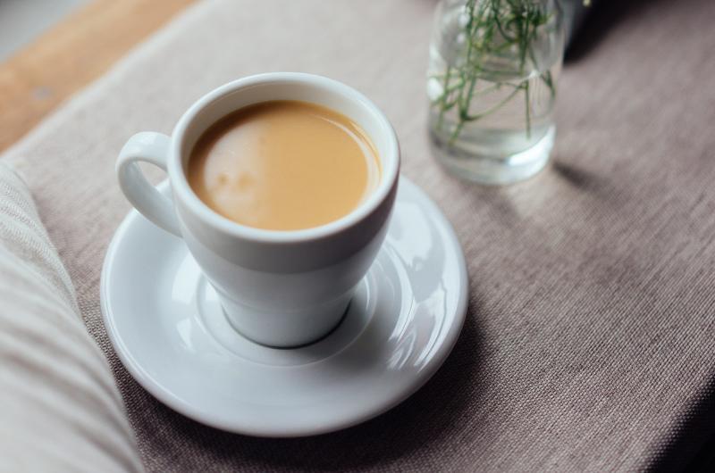 Ranní káva a srdce bije o závod? Lékaři varují před jednou chybou