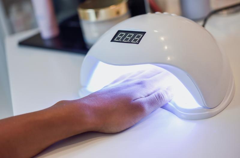 Myslíte si, že se dostatečně chráníte? UV lampy na nehty mohou škodit stejně jako solárium