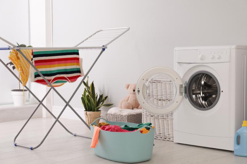 Zapomeňte na vlhký byt při sušení prádla: Jednoduchý trik, který zázračně vysuší prádlo i bez sušičky