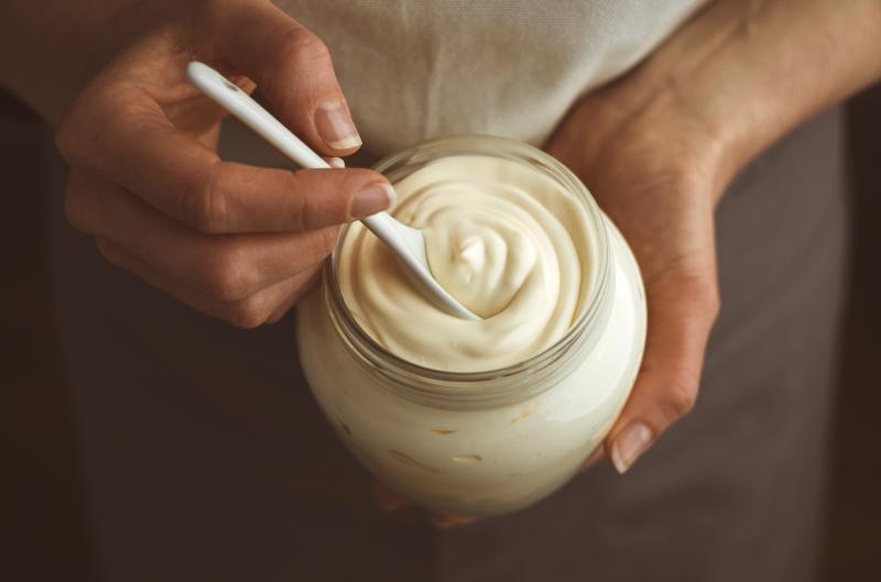 Zapomeňte na máslo: Proč kuchaři přidávají majonézu i do sladkých těst