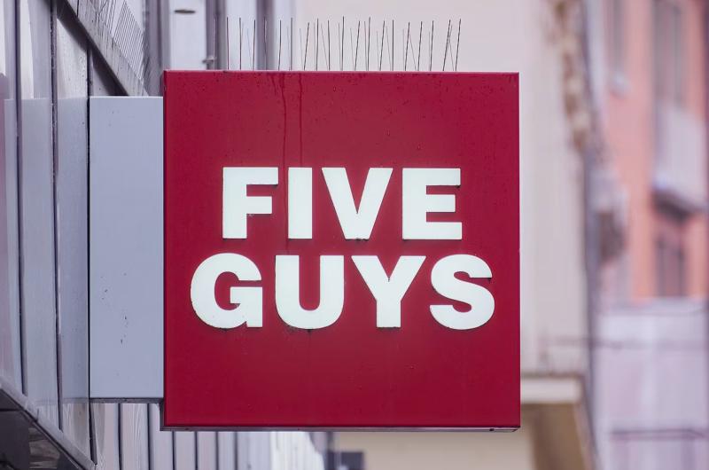 Five Guys Praha: Kdy přesně otevře první česká pobočka a kde ji najdete