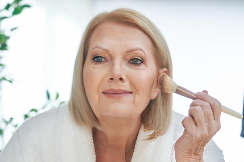 Líčení po padesátce, které funguje: Kombinace stínů, co opticky zvedne víčka a omladí tvář