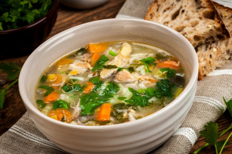 Tajemství babiččiny polévky: Kuřecí vývar, který léčí nachlazení i špatnou náladu