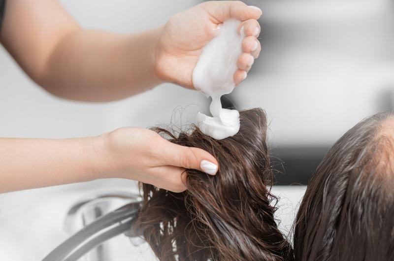 Tajemství, které vám nikdo neřekl: Kondicionér nedělá to, co si myslíte. A většina lidí ho používá špatně