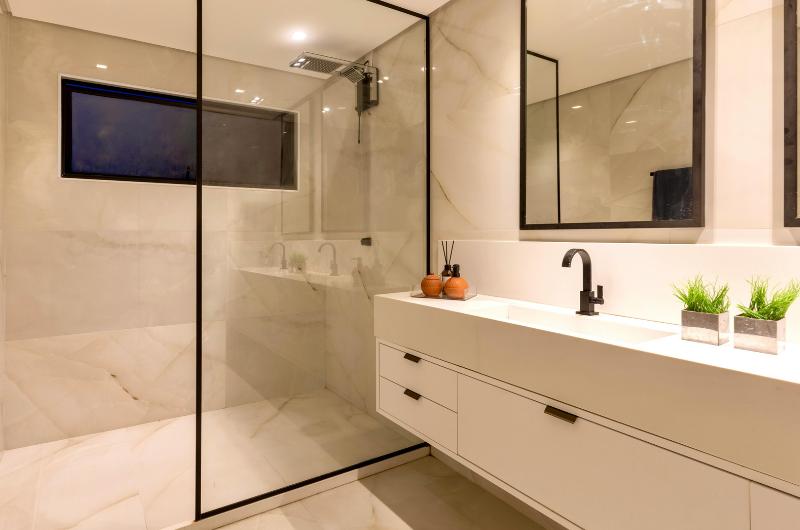 Jak mít moderní koupelnu za pár korun: Zapomeňte na sprchové závěsy, toto teď chce každý!