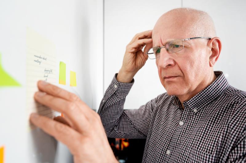 Tohle po šedesátce dělá skoro každý – a neurologové varují, že tím ničíte vlastní mozek