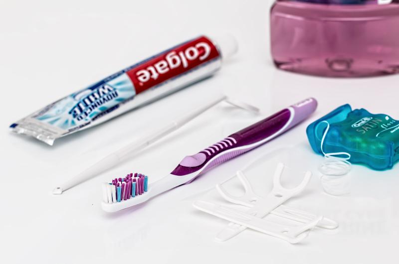 Barevný čtvereček na tubě pasty děsí internet. Pravda vás překvapí