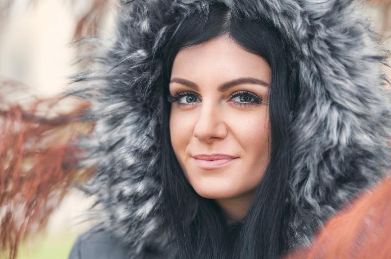 Máte bundu s kožešinou? Internet tvrdí, že ji nosíte špatně. Kvůli tomuto detailu se lidé hádají