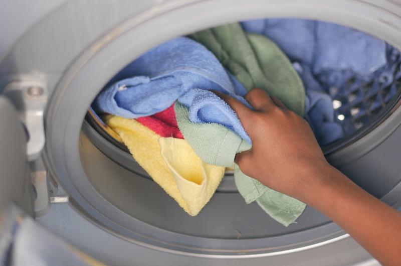 Vlhčený ubrousek v pračce? Jednoduchý trik, který překvapí i zkušené hospodyňky