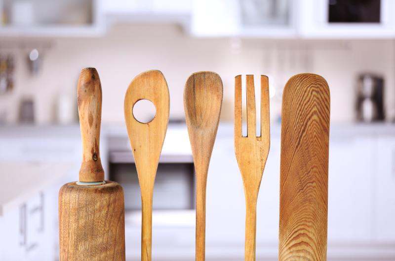 Nenápadná díra v kuchyňské lžíci: Většina Čechů ji používá špatně