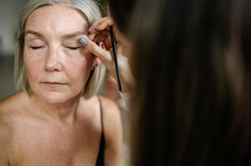 Vypadáte unaveně, i když nejste? Vizážistka odhaluje 5 chyb v líčení, které dělá většina žen