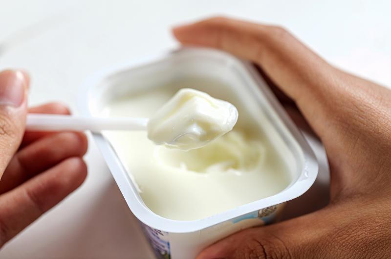 Je bezpečné sníst prošlý bílý jogurt? Tělo reaguje jinak, než si myslíte